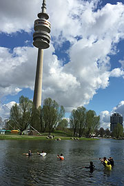 gleich mehrfach ging es durch den See  (©Foto: Martin Schmitz)